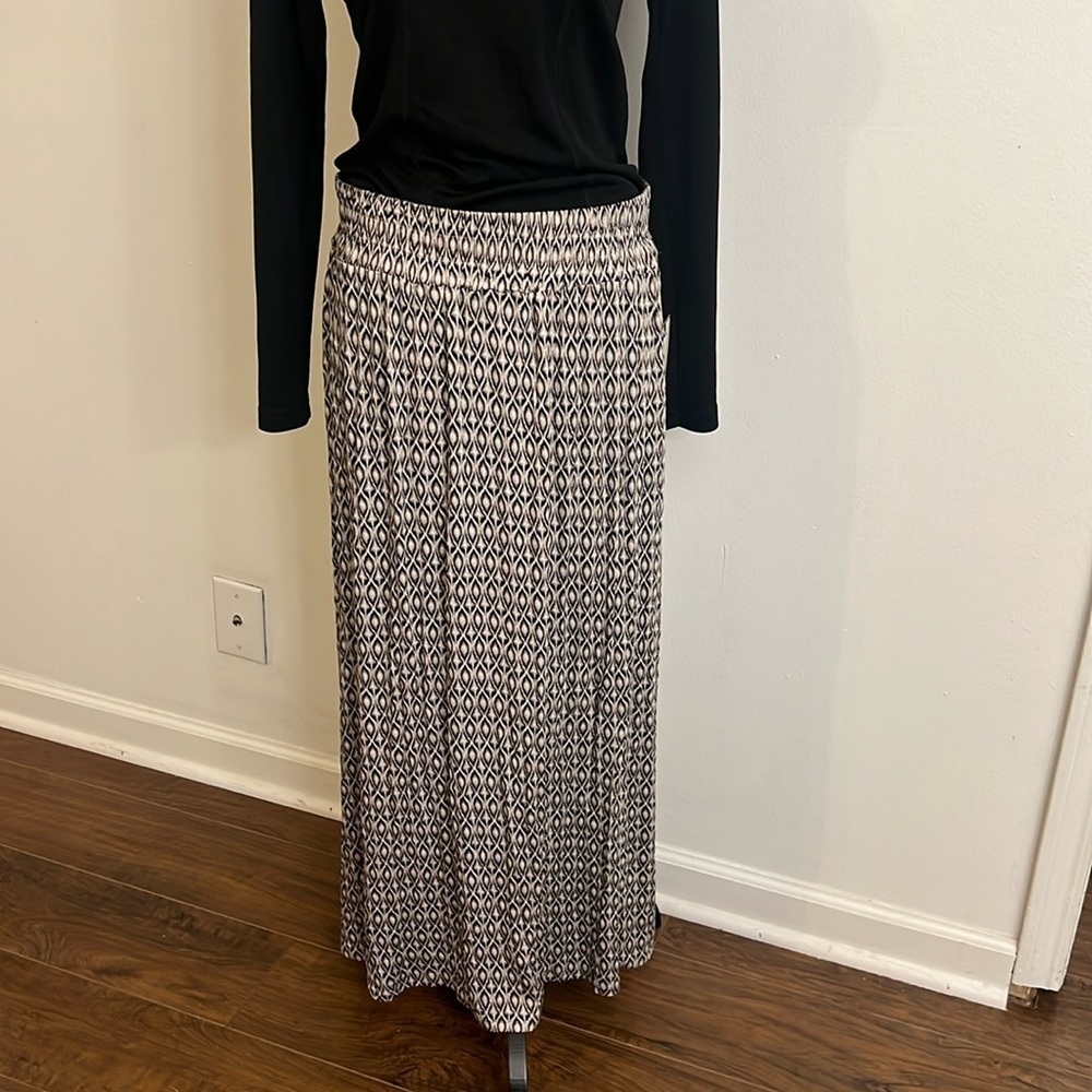 NWT Dana Buchman Long Maxi Lagenlook Viscose and Spandex Skirt, Sz. L.